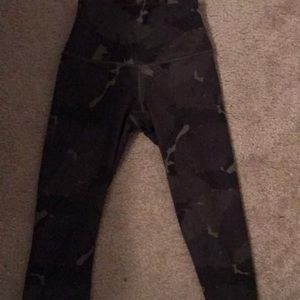 Lululemon wunder under crops (camo green)